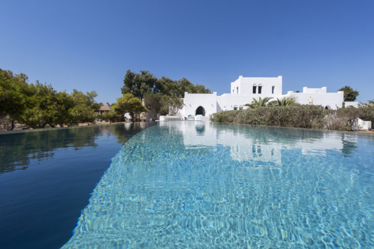 lap sized pool property for sale in Paros Greec