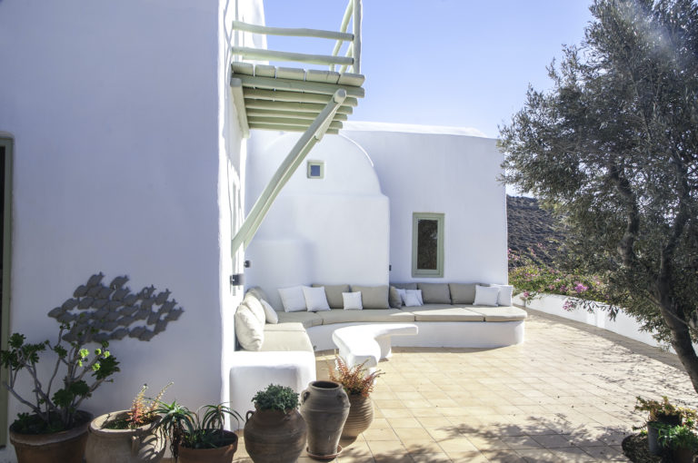Curved seating area, property for sale in Mykonos, Greece