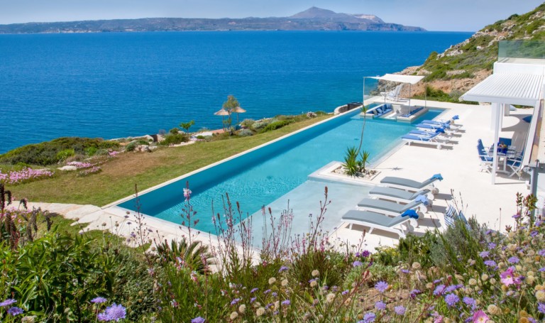 modern / mediterranean villa : Silvana Chania, Crete